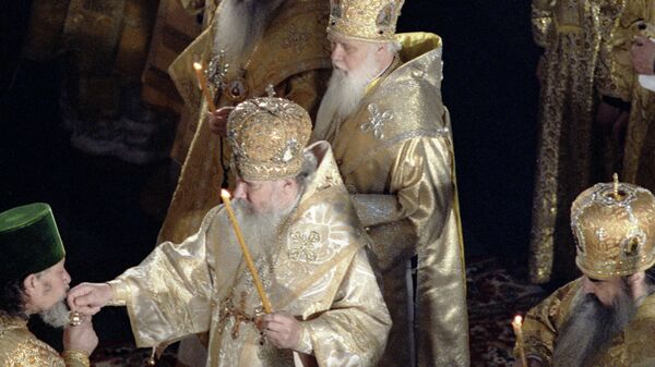 Патриарх Московский и Всея Руси Алексий II (в центре) во время интронизации в Кафедральном Богоявленском Соборе в Москве