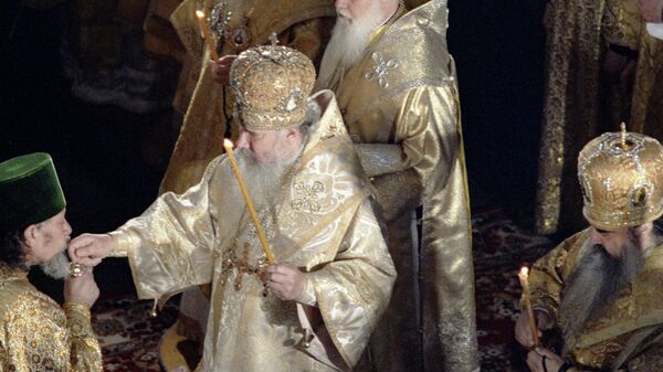 Патриарх Московский и Всея Руси Алексий II (в центре) во время интронизации в Кафедральном Богоявленском Соборе в Москве
