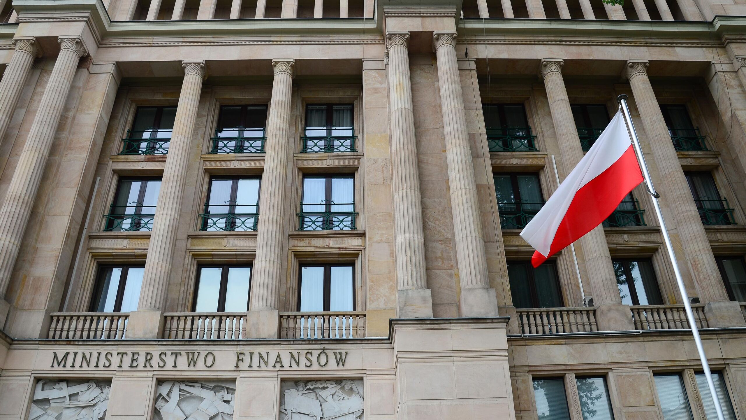 Правительство польши. Парламент Германии. Парламент Польши. Здание Министерства финансов Польши.