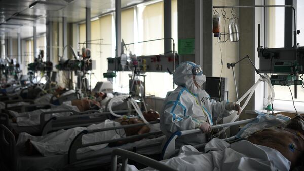 Врач обходит пациентов в реанимации городской клинической больницы No 15 имени О. М. Филатова в Москве