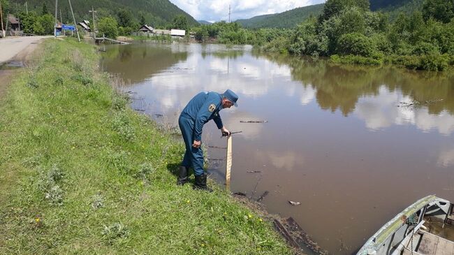 Сотрудники МЧС во время мероприятий по стабилизации паводковой обстановки