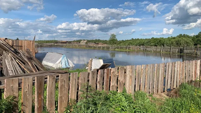 Сотрудники МЧС во время мероприятий по стабилизации паводковой обстановки в Красноярском крае