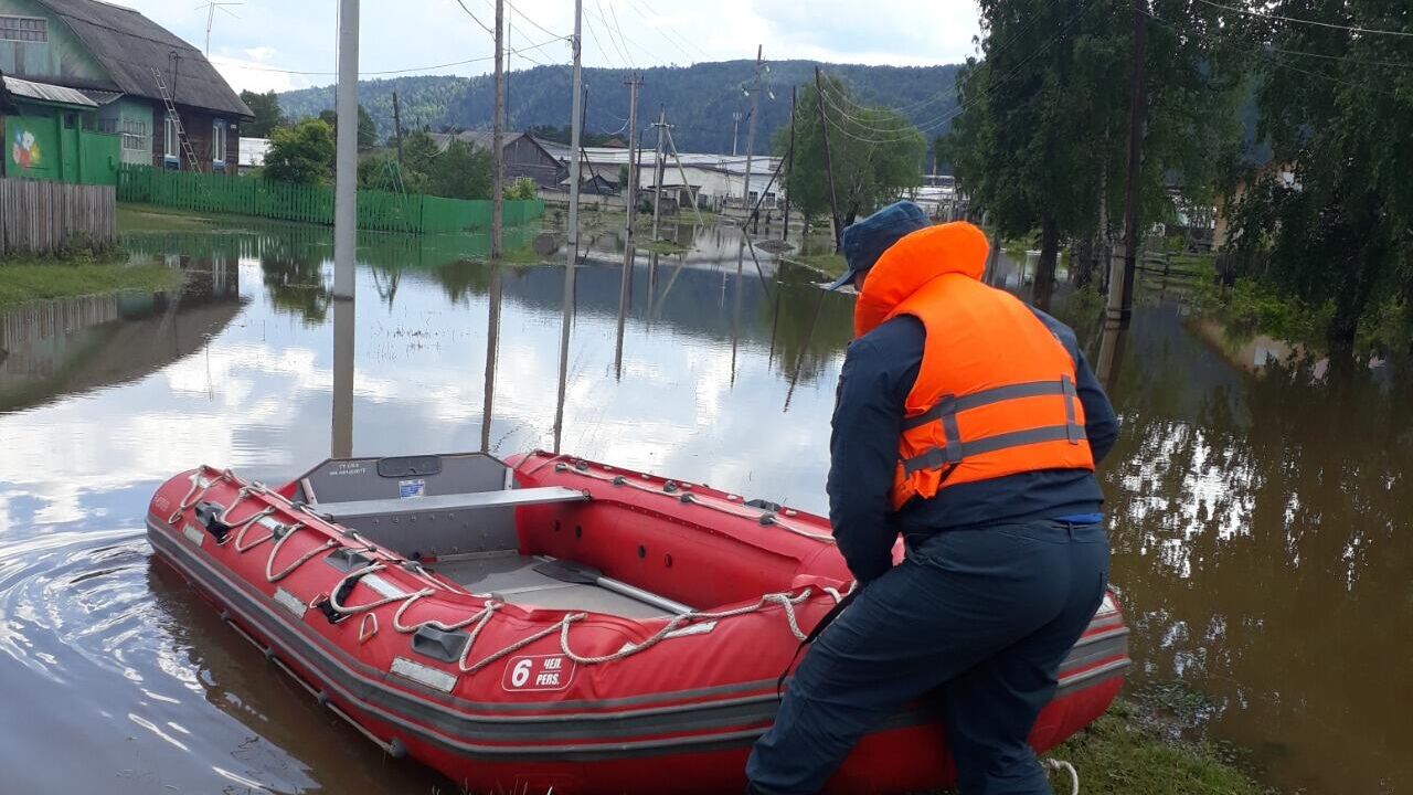 Сотрудники МЧС во время мероприятий по стабилизации паводковой обстановки в Красноярском крае - РИА Новости, 1920, 20.05.2021