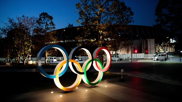 This picture shows the Olympic rings displayed outside the National Stadium, a venue for the Tokyo 2020 Olympic Games, in Tokyo on April 7, 2020. - Japan's Prime Minister Shinzo Abe on April 7 declared a month-long state of emergency in Tokyo and six other parts of the country over a spike in coronavirus cases. (Photo by Behrouz MEHRI / AFP)