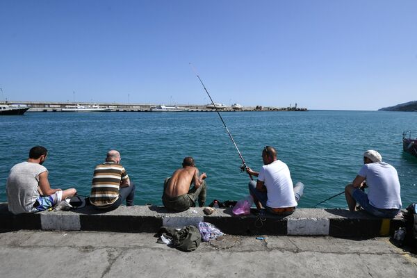 Рыбаки на набережной в Ялте