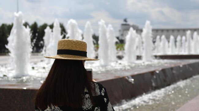 Девушка у фонтанов на Поклонной горе в Москве. Архивное фото