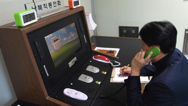 Южнокорейский чиновник проверяет прямую телефонную линию связи с КНДР