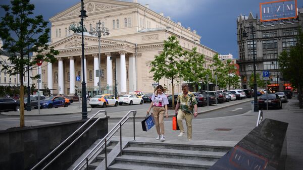 Прохожие спускаются в подземный пешеходный переход на Театральной площади в Москве
