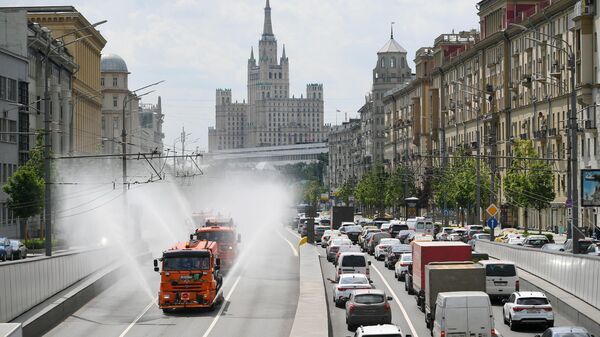 Автомобили коммунальных служб проводят аэрацию воздуха в Москве