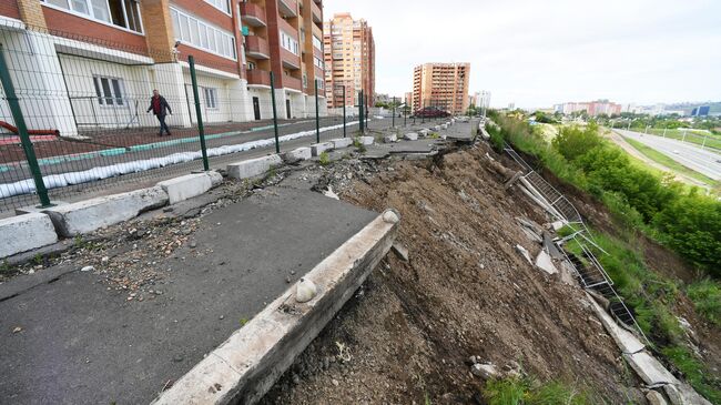 Вид на оползень около многоэтажного жилого дома в Красноярске