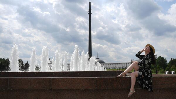 Девушка у фонтанов на Поклонной горе в Москве