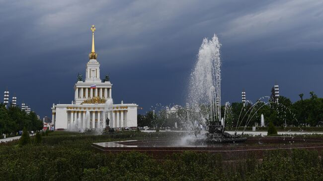 Фонтан на ВДНХ в Москве