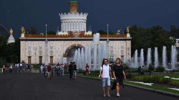 Посетители ВДНХ гуляют у фонтанов