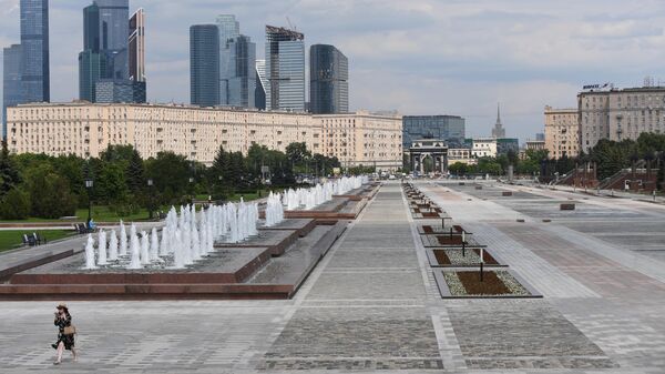 Фонтаны на Поклонной горе в Москве. На втором плане слева: небоскребы делового центра Москва-сити