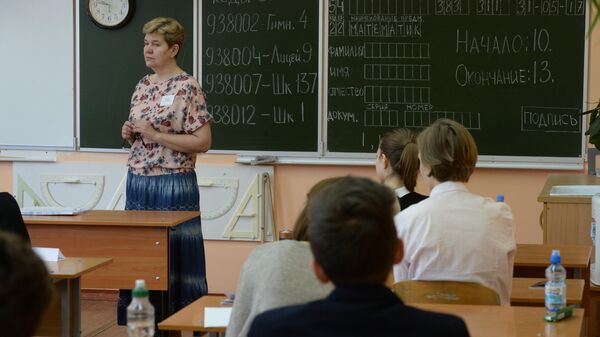 Преподаватель в аудитории перед началом единого государственного экзамена по математике