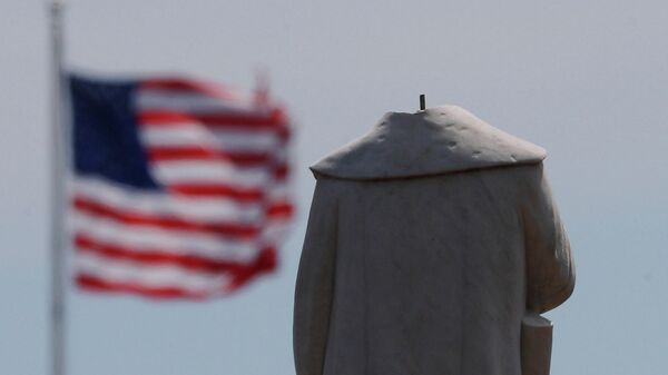 Памятник первооткрывателю Америки Христофору Колумбу в Бостоне, обезглавленный во время протестов
