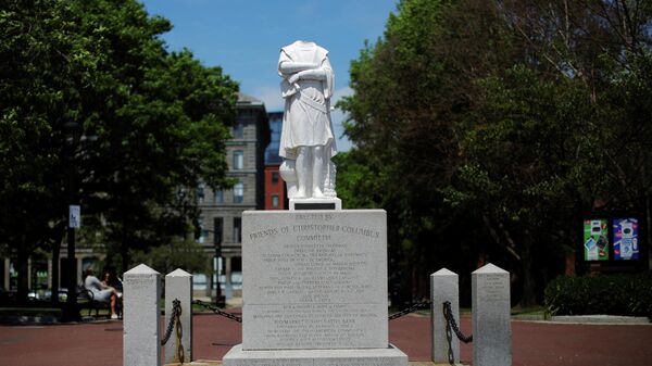 Памятник первооткрывателю Америки Христофору Колумбу в Бостоне, обезглавленный во время протестов