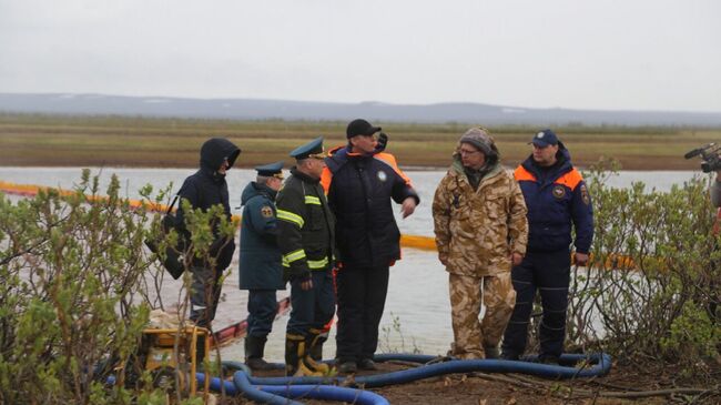 Сотрудники МЧС во время ликвидации последствий ЧС в Норильске 