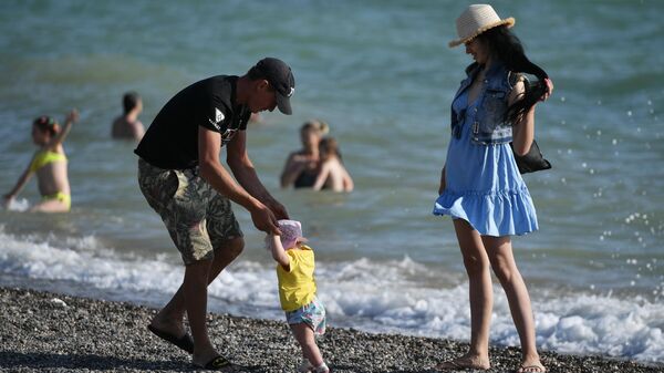 Люди отдыхают на пляже в Крыму