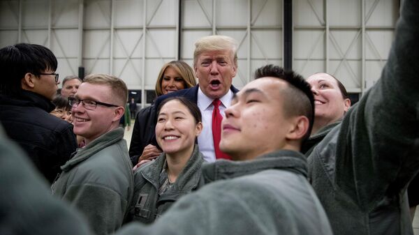 Президент США Дональд Трамп на военной авиабазе Рамштайн, Германия