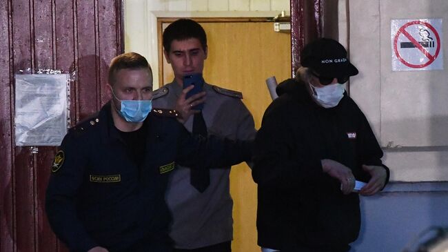 Актёр Михаил Ефремов выходит из Таганского суда в Москве, где ему была избрана мера пресечения в виде домашнего ареста