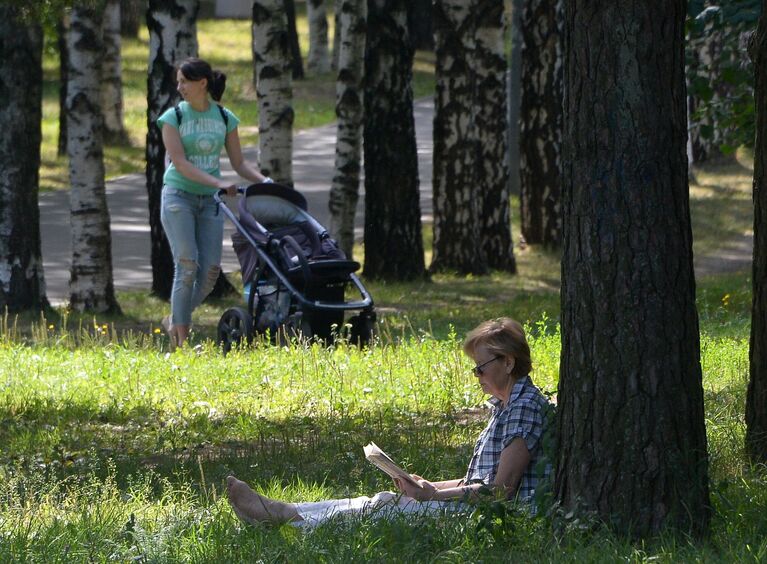 Горожане отдыхают в Парке 50-летия Октября