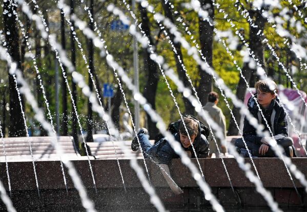 Отдыхающие у заработавшего фонтана в Новопушкинском сквере в Москве