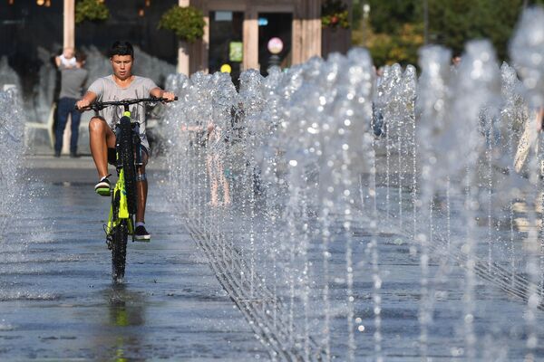 Велосипедист в парке Музеон в Москве