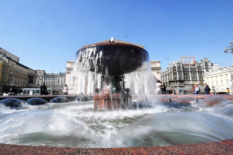 Фонтан на Театральной площади в Москве