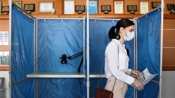 Девушка во время демонстрации работы модельного участка для общероссийского голосования по поправкам в Конституцию РФ 