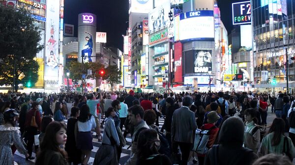 Люди на оживленном перекрестке района Сибуя в Токио