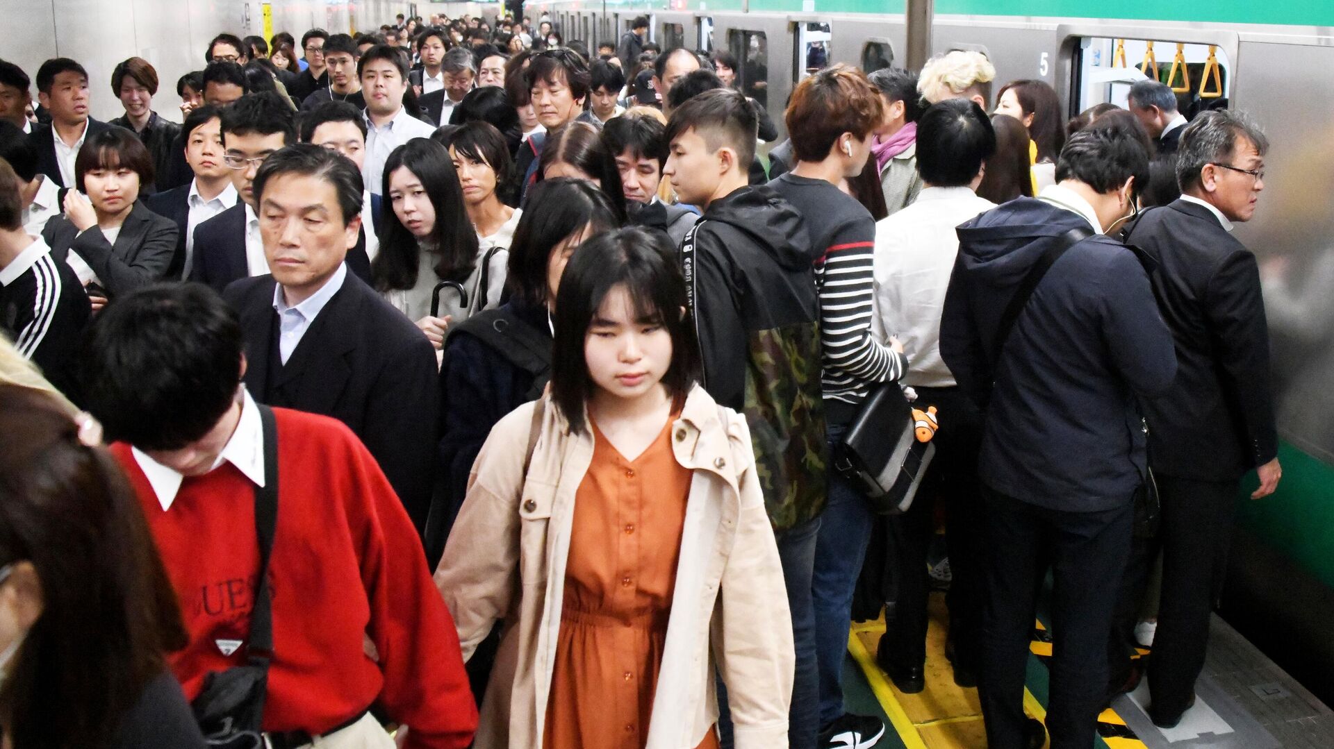 Люди на станции метро в Токио - РИА Новости, 1920, 06.08.2021