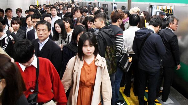 Люди на станции метро в Токио