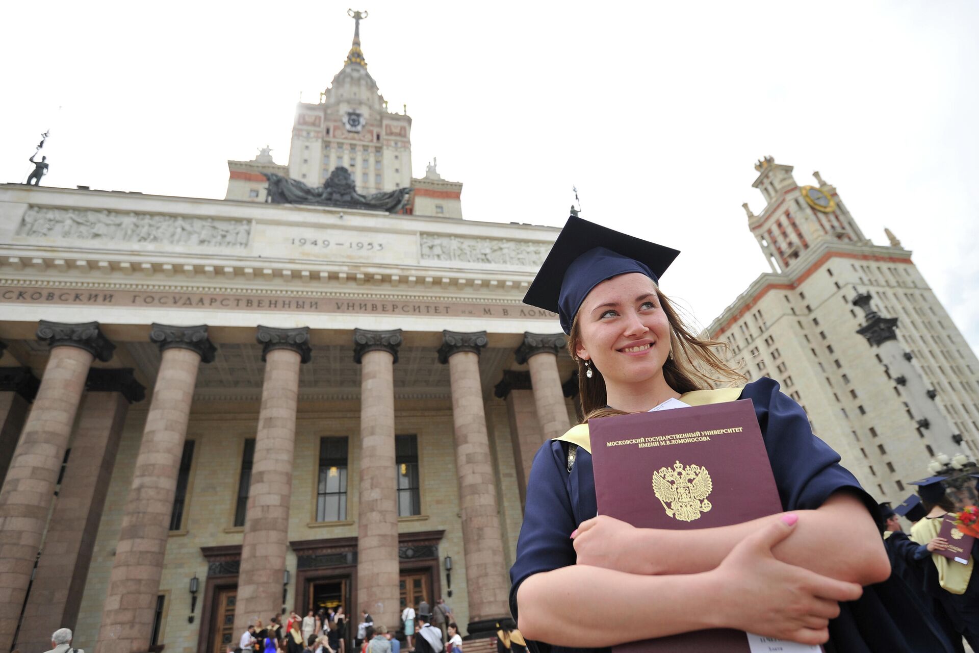 Выпускница университета после церемонии вручения дипломов с отличием у Главного здания МГУ имени М.В.Ломоносова - РИА Новости, 1920, 30.09.2022