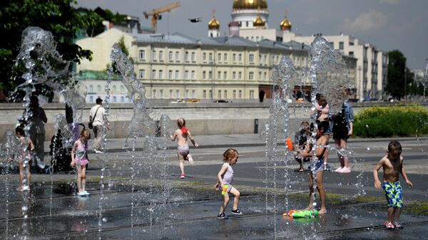 Люди отдыхают в парке Музеон в Москве