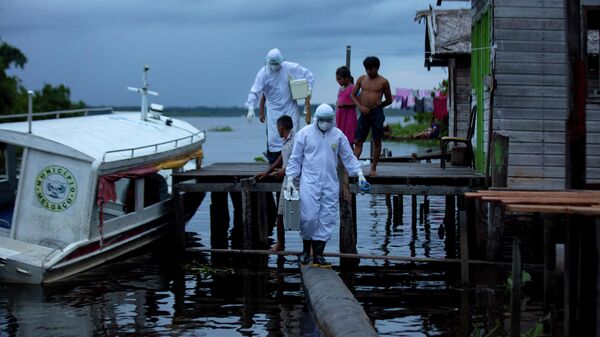 Медицинские работники из города Мелгако, прибывшие в поселок на реке Квара для оказания медицинской помощи жителям во время пандемии коронавируса в Бразилии