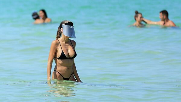 Девушка купается в океане в Майами-Бич, Флорида