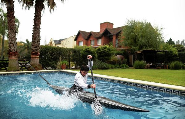 Аргентинский каноист Себастьян Росси готовится к Олимпиаде в бассейне во время пандемии коронавируса в Буэнос-Айресе