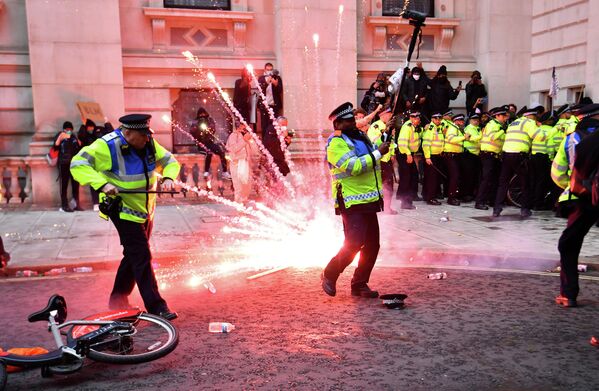 Сотрудники полиции во время столкновений с участниками акции протеста против полицейского насилия в Лондоне