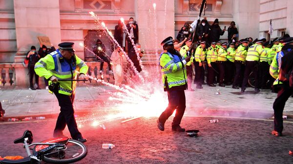 Сотрудники полиции во время столкновений с участниками акции протеста против полицейского насилия в Лондоне