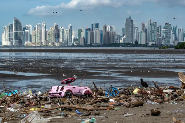 Выброшенный на берег мусор на пляже в Панаме 