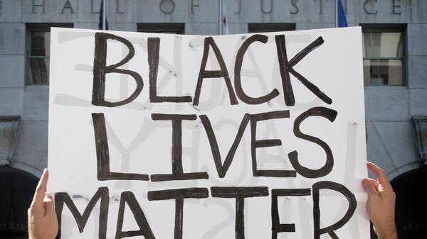 Black Lives Matter (Жизни темнокожих имеют значение)