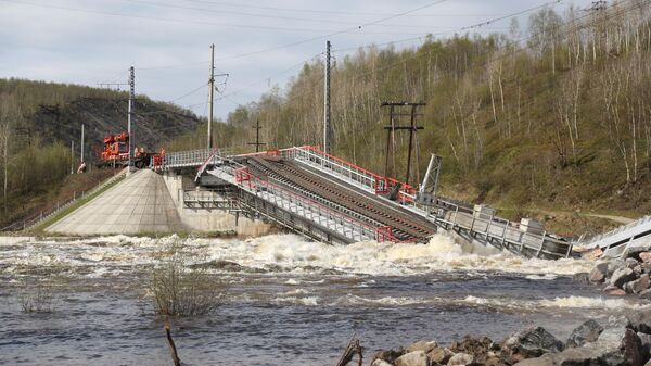 Обрушившийся железнодорожный мост через реку Кола между станциями Кола и Выходной в Мурманской области