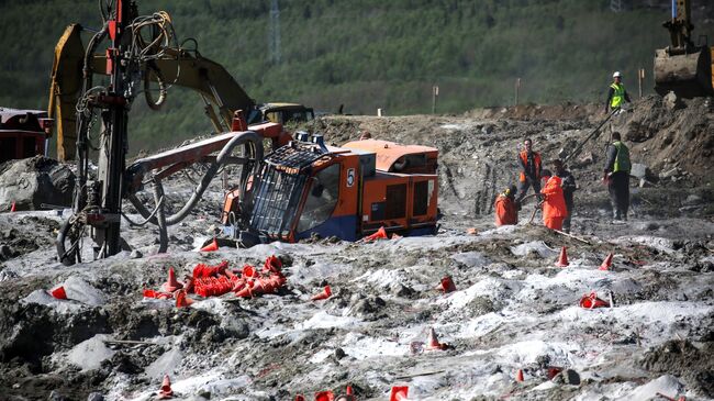 Буро-взрывные работы на месте строительства временной ветки железной дороги на перегоне Выходной-Кола в Кольском районе Мурманской области