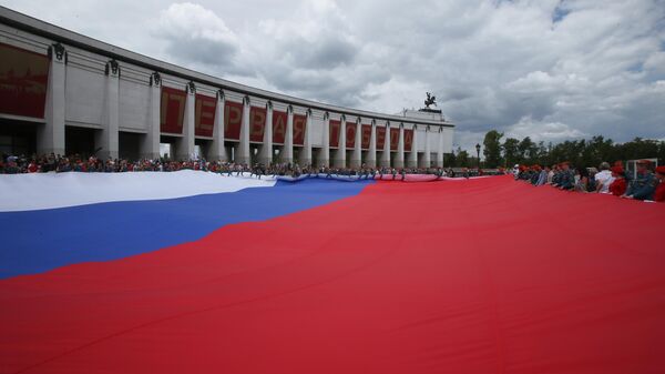 Флаг РФ в честь Дня России на Поклонной горе в Москве
