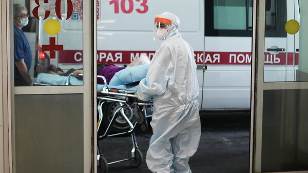 Врачи скорой помощи везут пациента в приемное отделение городской клинической больницы No 15 имени О. М. Филатова в Москве