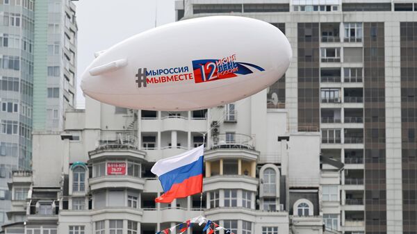 Аэростат, украшенный флажковой гирляндой цвета российского триколора, во время празднования Дня России в Сочи