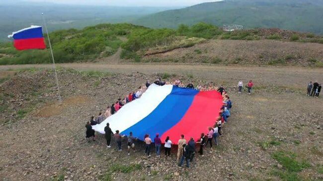 Там, где начинается Россия: на Курилах 12 июня развернули триколор