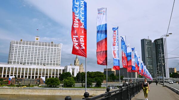 Флагштоки, установленные на Новоарбатском мосту в Москве ко Дню России