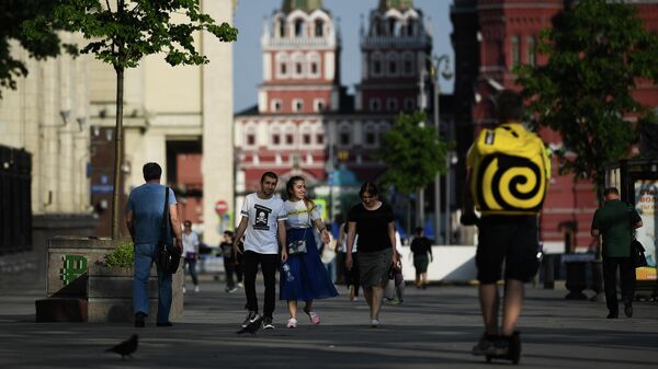 Прохожие на Тверской улице в Москве